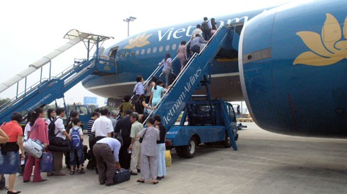 Hành khách lên máy bay của Vietnam Airlines - Ảnh: Lê Nam